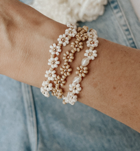 Load image into Gallery viewer, daisy bracelet, bead bracelet, pearl bracelet, canadian made, canadian jewelry, beaded bracelet