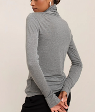 Load image into Gallery viewer, Eva Turtle Neck